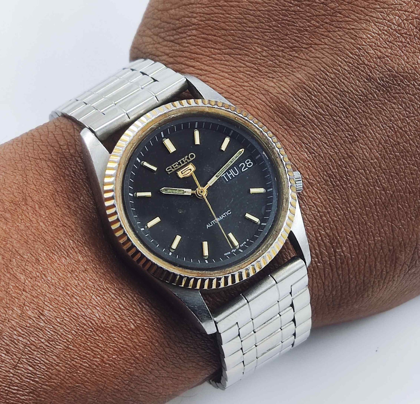 Seiko 5 Automatic-7009A Black Dial 17 Jewels Golden Bezel Day Date Men's Wrist Watch Discover-Diamonds
