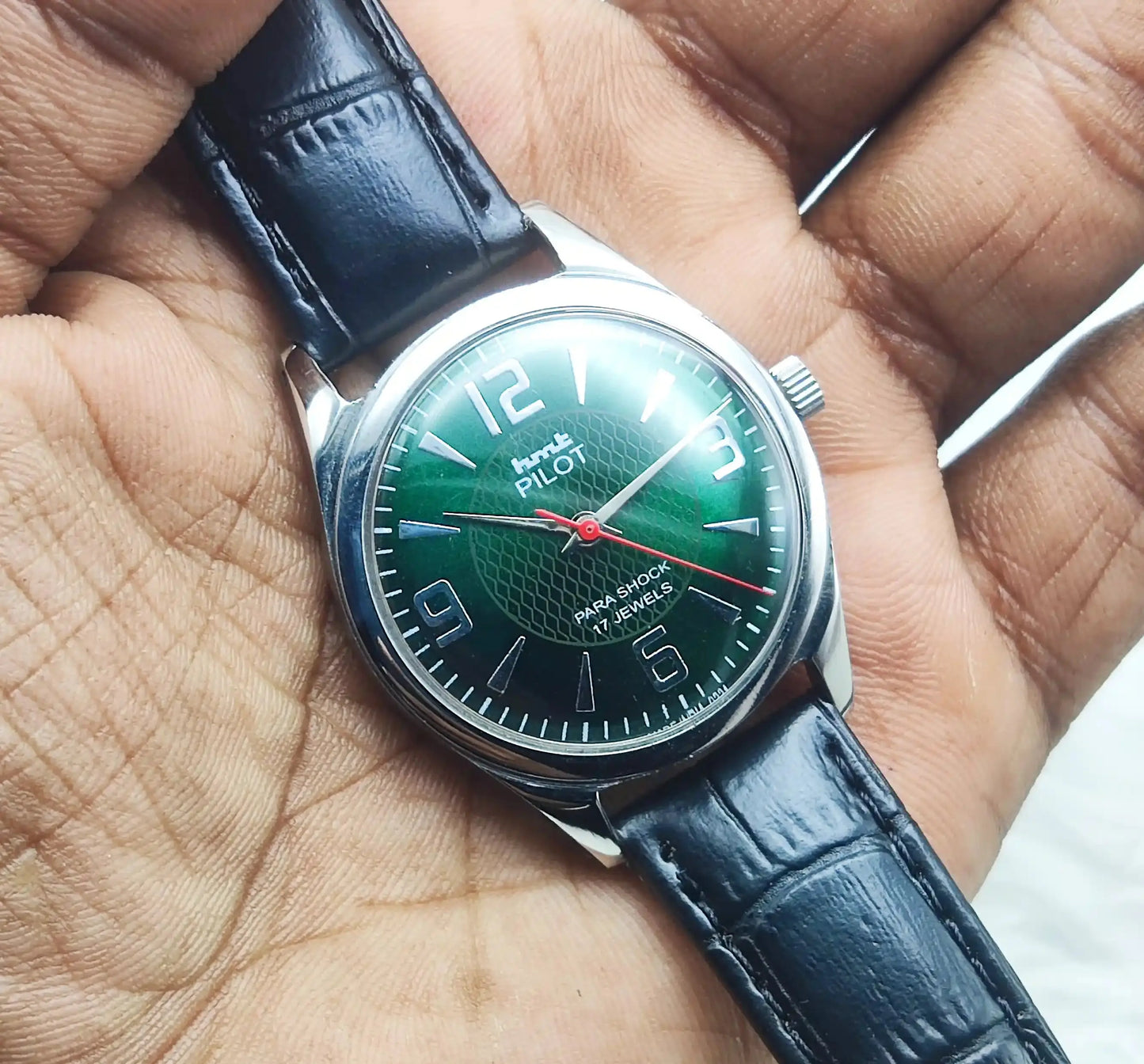 HMT Pilot Green 17 Jewels Para Shock Mechanical Handwinding Discover-Diamonds Physical