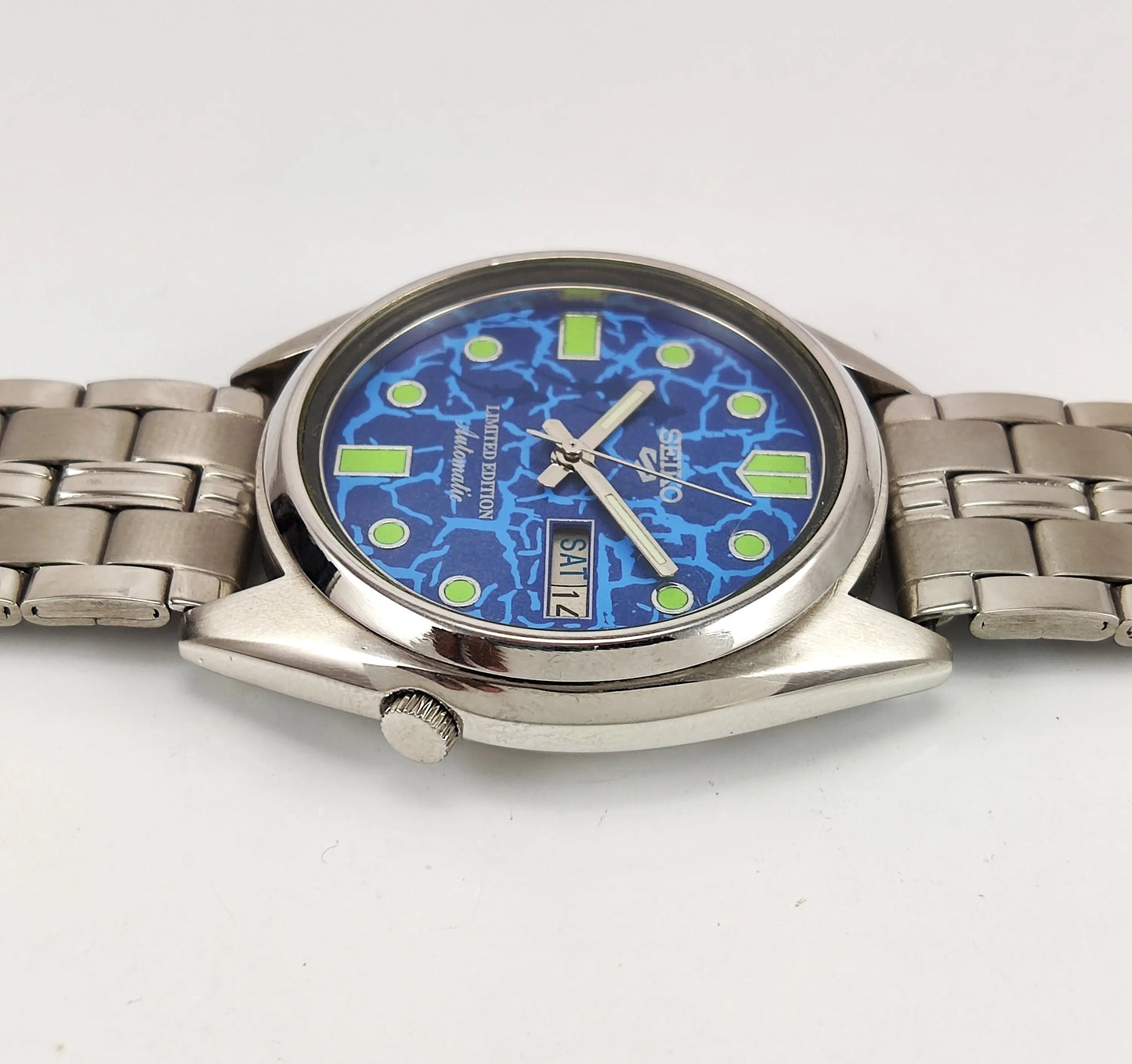 Seiko 5 Blue Color Dial 17 Jewels Mechanical Automatic Movement Day-Date Function Japan Made Men's Wrist watch 7009A Discover-Diamonds