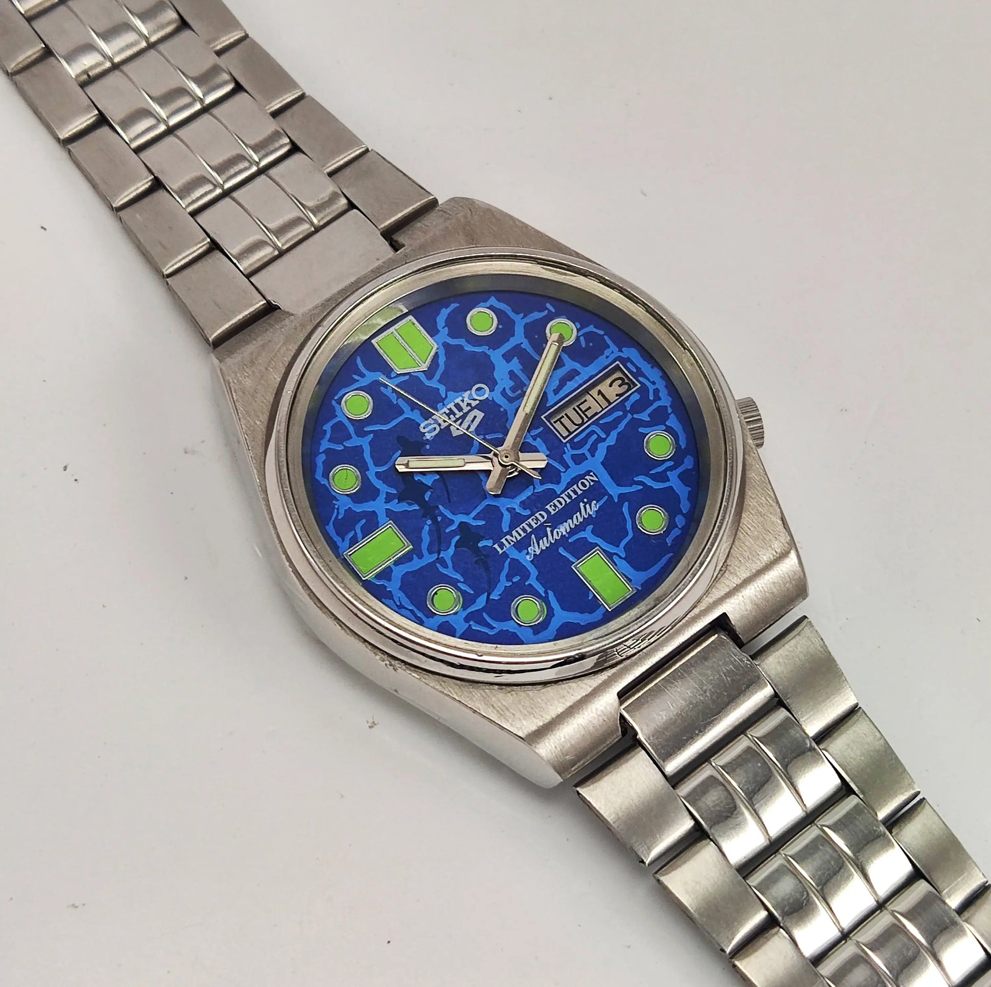 Seiko 5 Automatic Blue Color Dial 17 Jewels Japan Made Day-Date Functions Men's Wrist Watch 7009A Discover-Diamonds