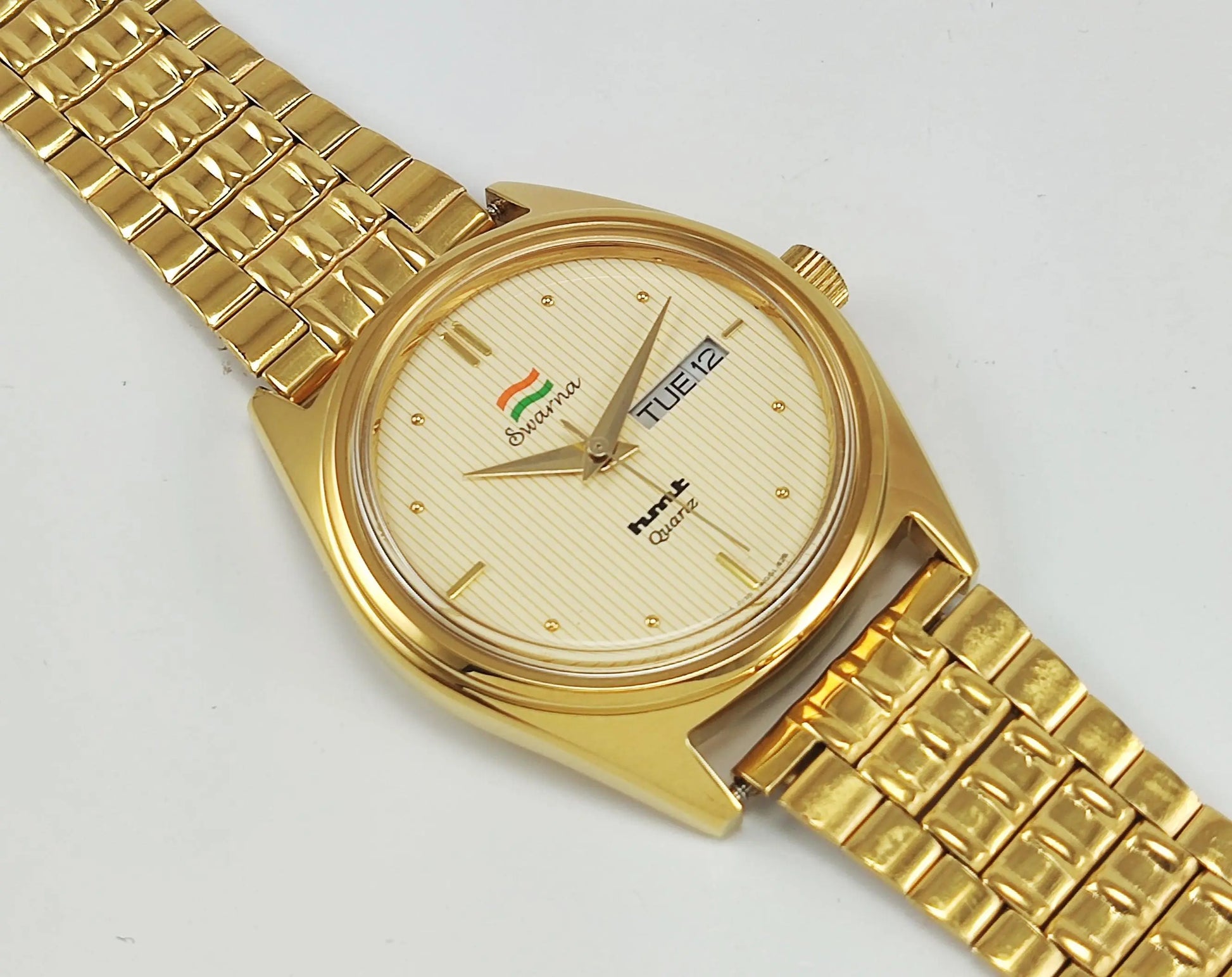 HMT Swarna Quartz Cream Color Dial Day Date Function Wrist Watch - Discover-Diamonds