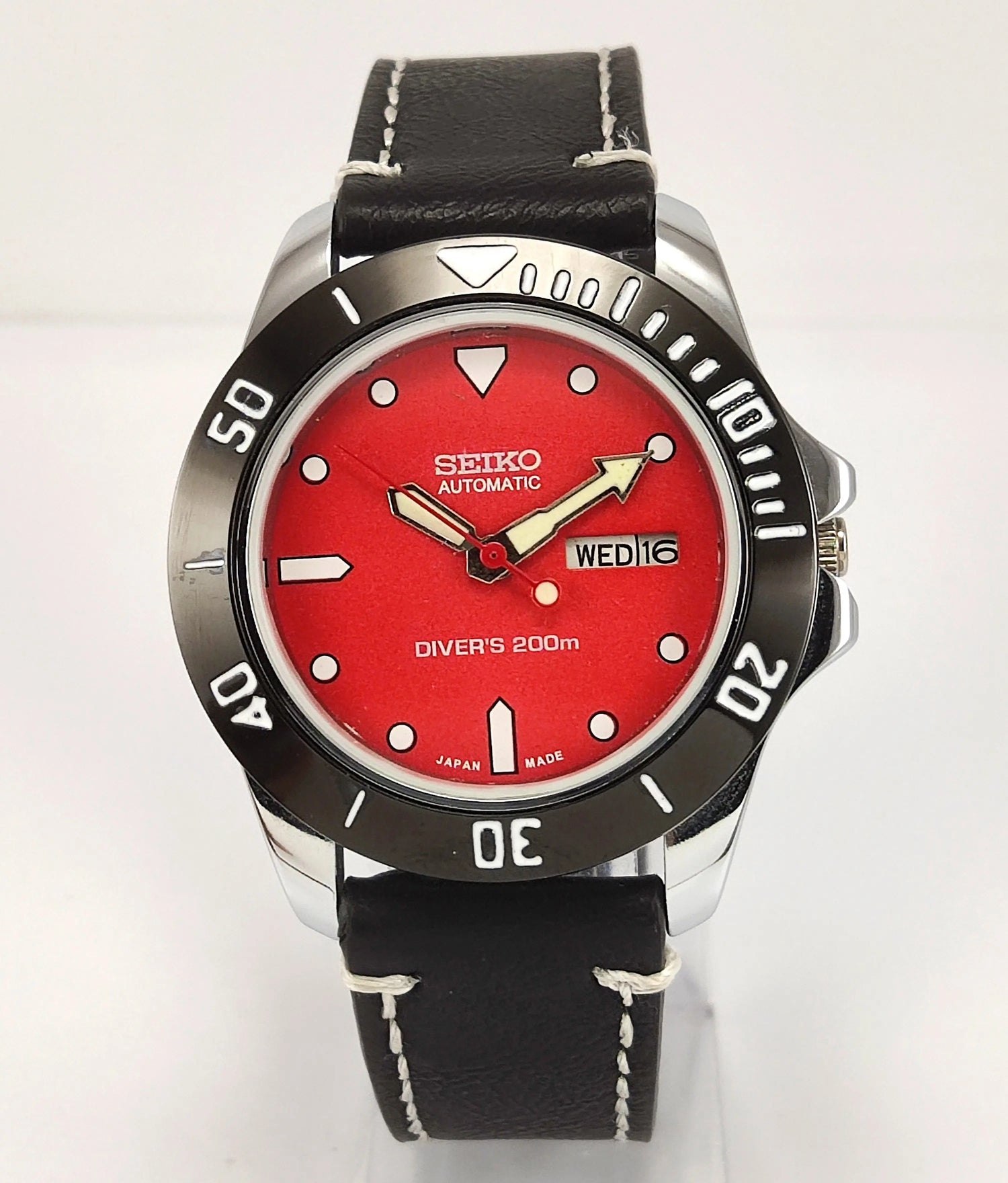 Seiko Automatic-A6319 Red Dial 21 Jewels Day Date Functions Japan Made Men's Mechanical watchWrist Watch Discover-Diamonds