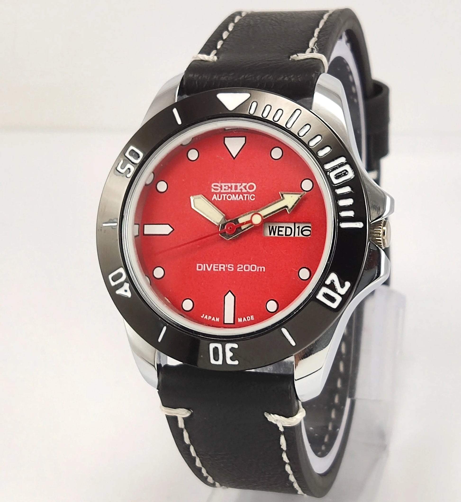 Seiko Automatic-A6319 Red Dial 21 Jewels Day Date Functions Japan Made Men's Mechanical watchWrist Watch Discover-Diamonds