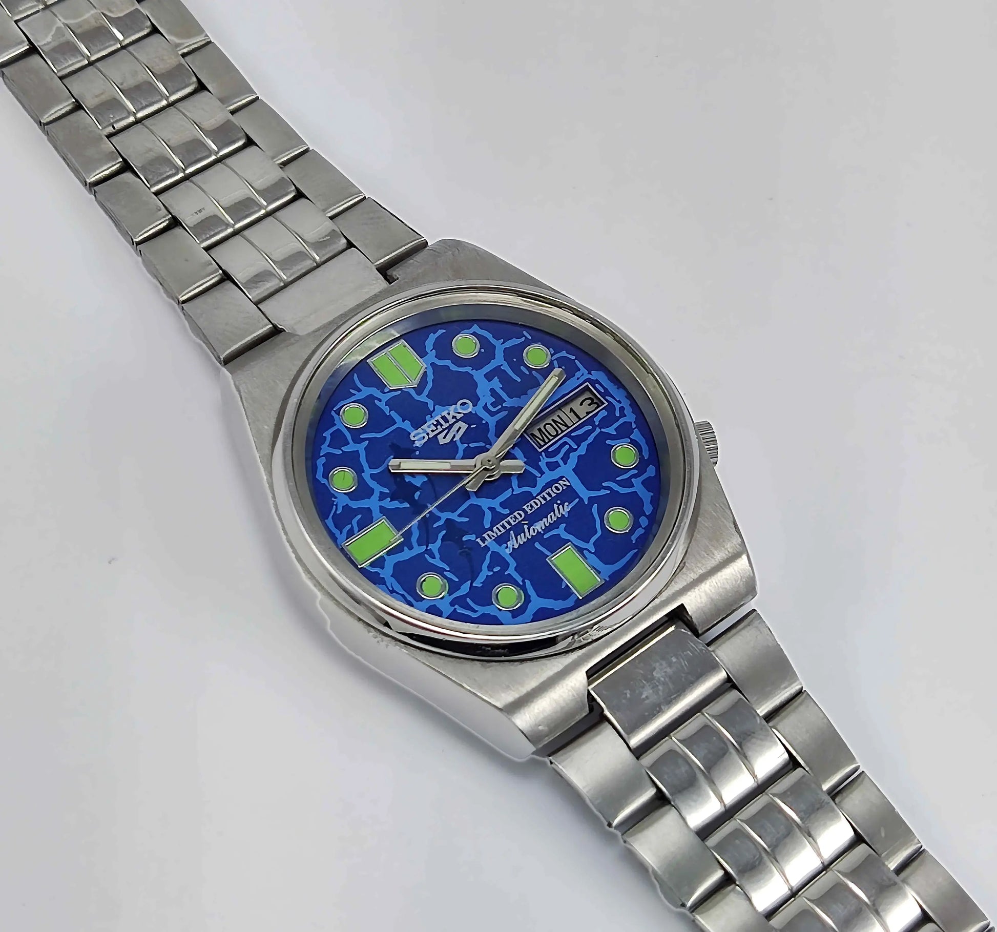 Blue Seiko 5 Automatic-7009A Analog 17 Jewels Analog Day Date Men's Mechanical Watch - Discover-Diamonds