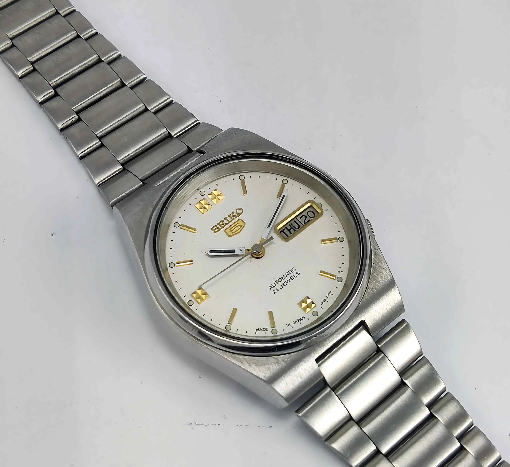 Seiko 5 Automatic-7009A Off-White Dial 17 Jewels Transparent Back Day Date Men's Mechanical Watch - Discover-Diamonds