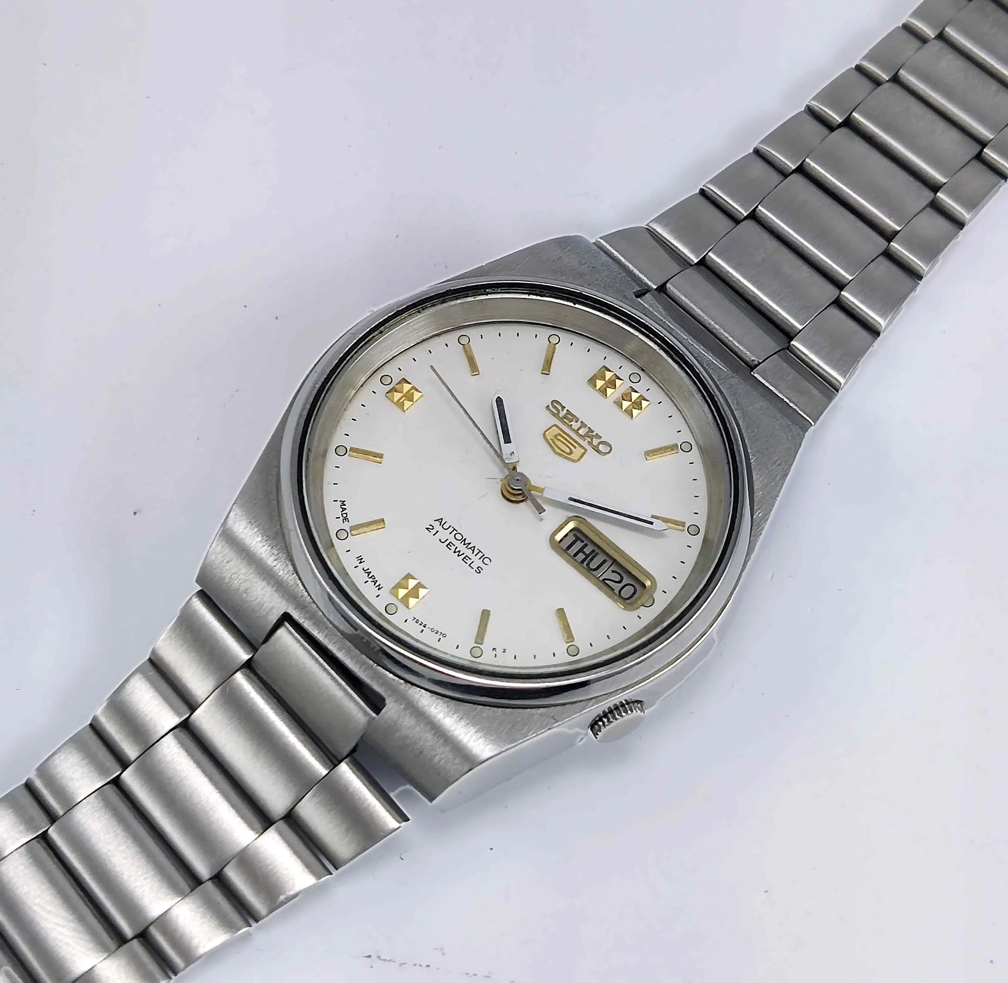 Seiko 5 Automatic-7009A Off-White Dial 17 Jewels Transparent Back Day Date Men's Mechanical Watch - Discover-Diamonds