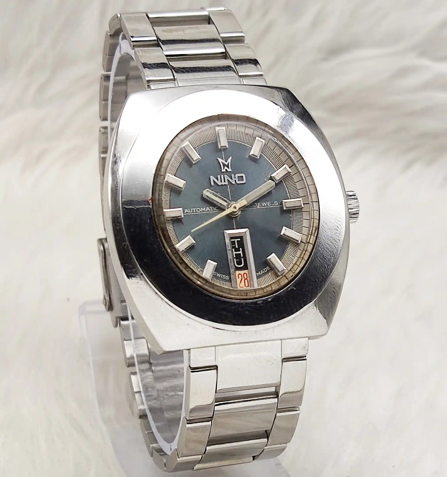 Nino Automatic 2066 Gray Dial Watch with 17 Jewels and Day-Date Features