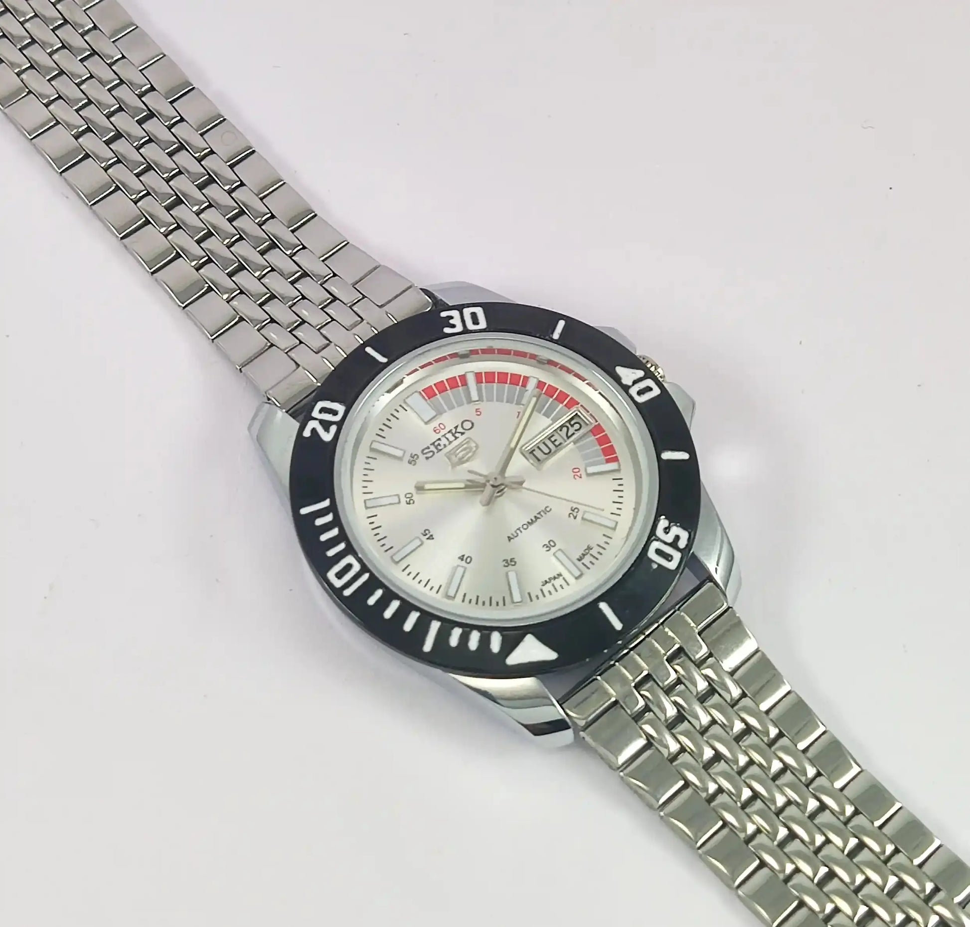Seiko 5 Automatic 21 Jewels Silver Dial A6319 Discover-Diamonds