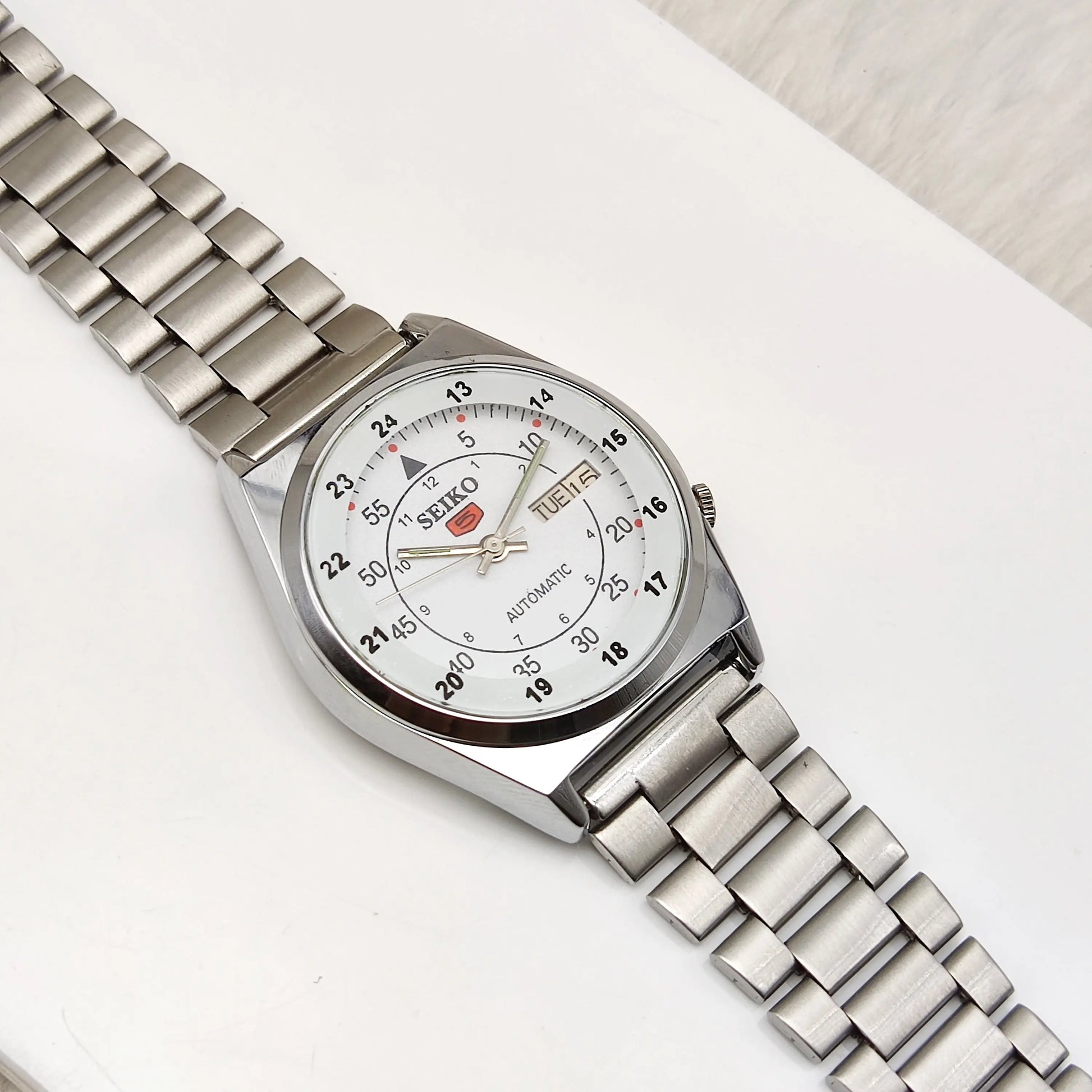 Seiko 5 Day Date Features 17 Jewels White Dial 7009A Automatic