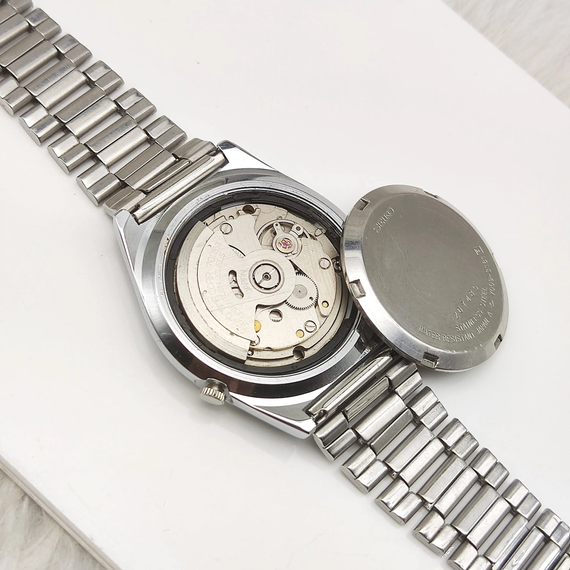 Seiko 5 Day Date Features 17 Jewels White Dial 7009A Automatic
