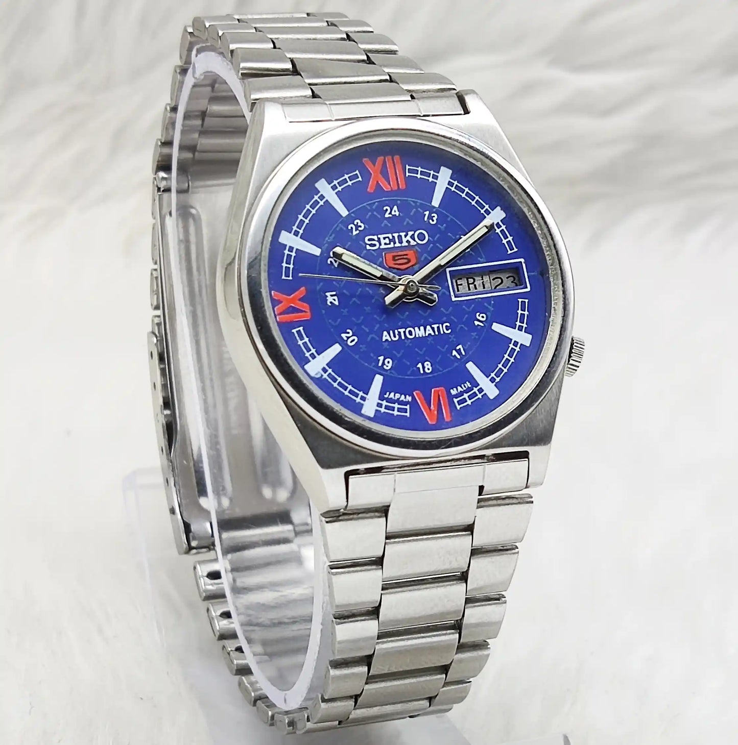 Seiko 5 7019A Automatic Blue Dial Day Date Features 17 Jewels Men's Automatic Watch