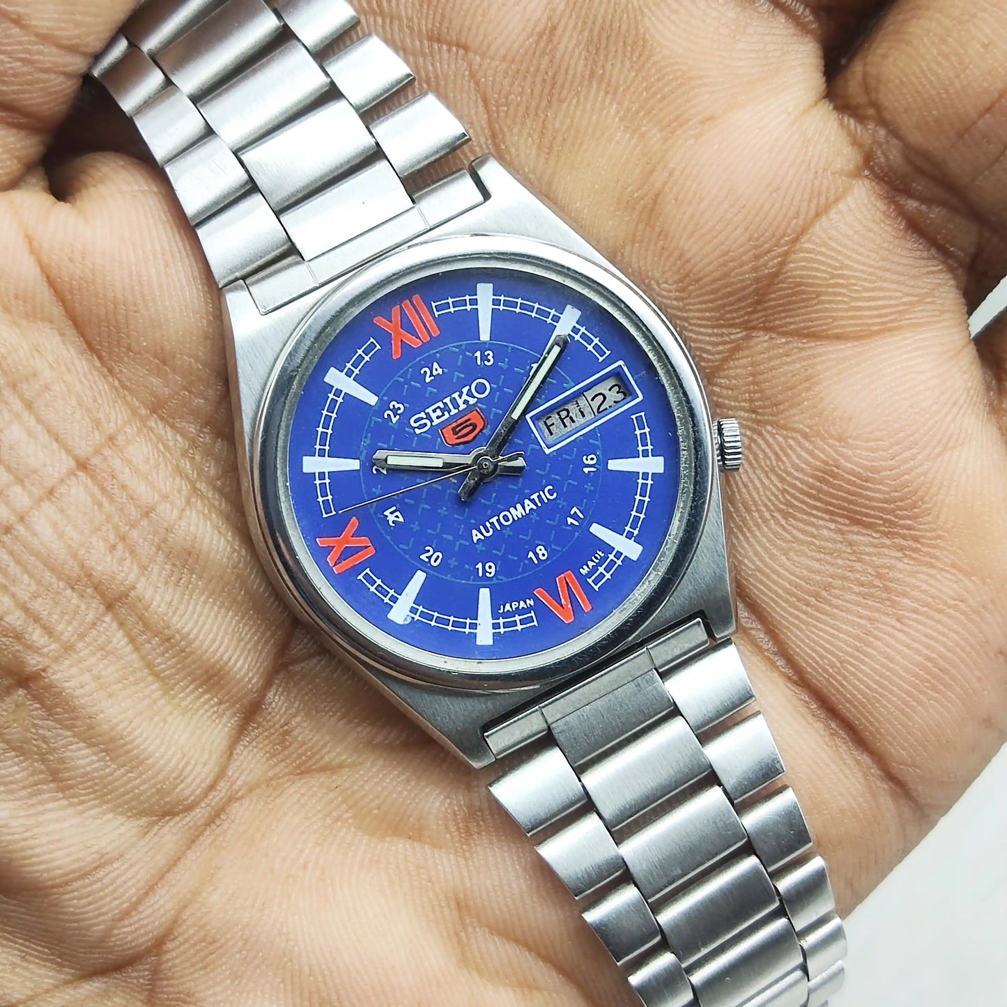 Seiko 5 7019A Automatic Blue Dial Day Date Features 17 Jewels Men's Automatic Watch