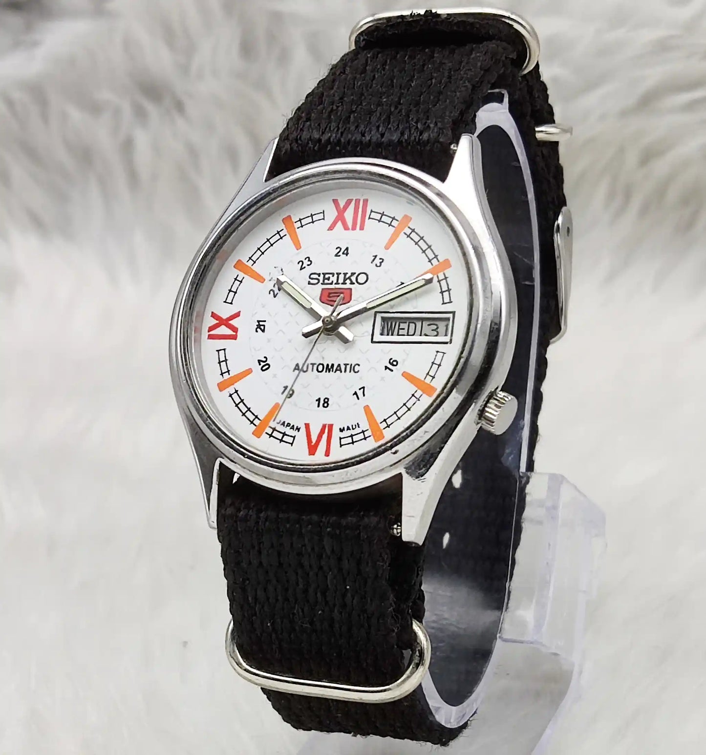 Seiko 5 Automatic 7009A White Dial Day Date and 17 Jewels Watch