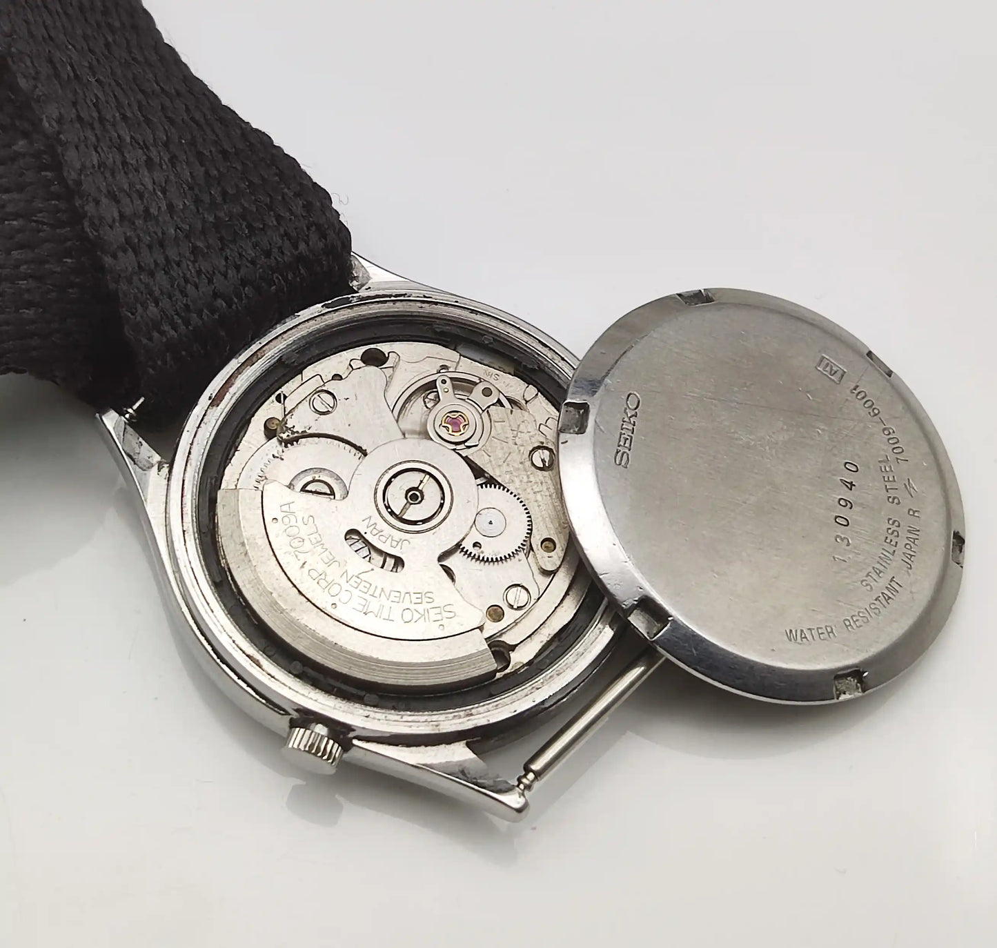 Seiko 5 Automatic 7009A White Dial Day Date and 17 Jewels Watch